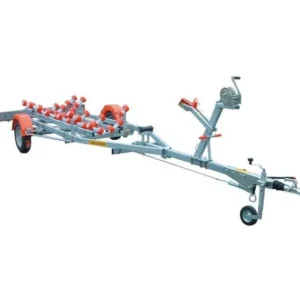 La remorque porte-bateaux Mecanorem PTAC 1100 kg offre robustesse et sécurité pour transporter votre bateau à moteur. Avec ses supports ajustables, son acier galvanisé et son essieu fiable, elle facilite le chargement et le déchargement tout en assurant un transport stable et sécurisé.