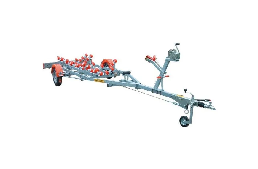 La remorque porte-bateaux Mecanorem PTAC 1100 kg offre robustesse et sécurité pour transporter votre bateau à moteur. Avec ses supports ajustables, son acier galvanisé et son essieu fiable, elle facilite le chargement et le déchargement tout en assurant un transport stable et sécurisé.